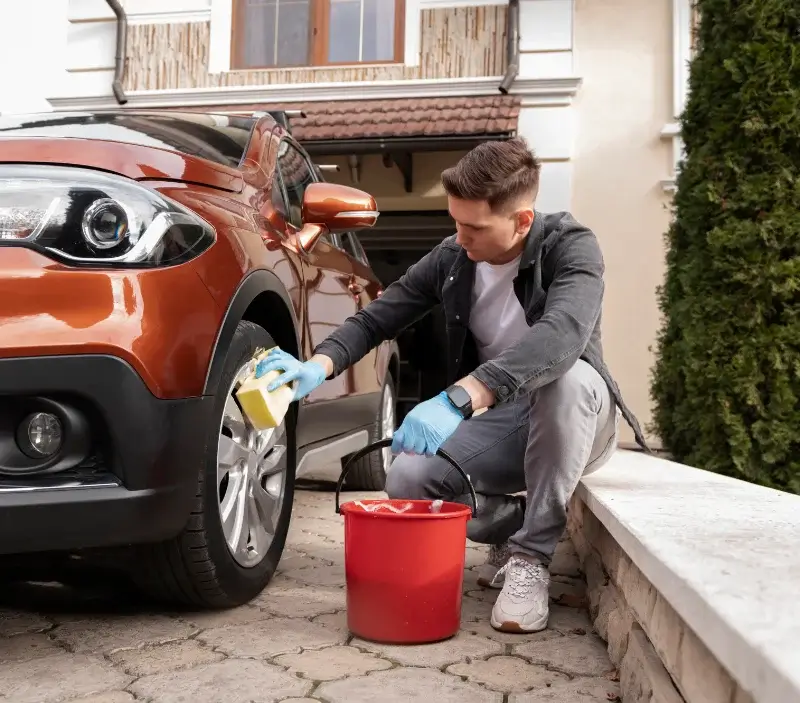 Lavage auto à domicile Puimisson : professionnel intervenant sur un véhicule